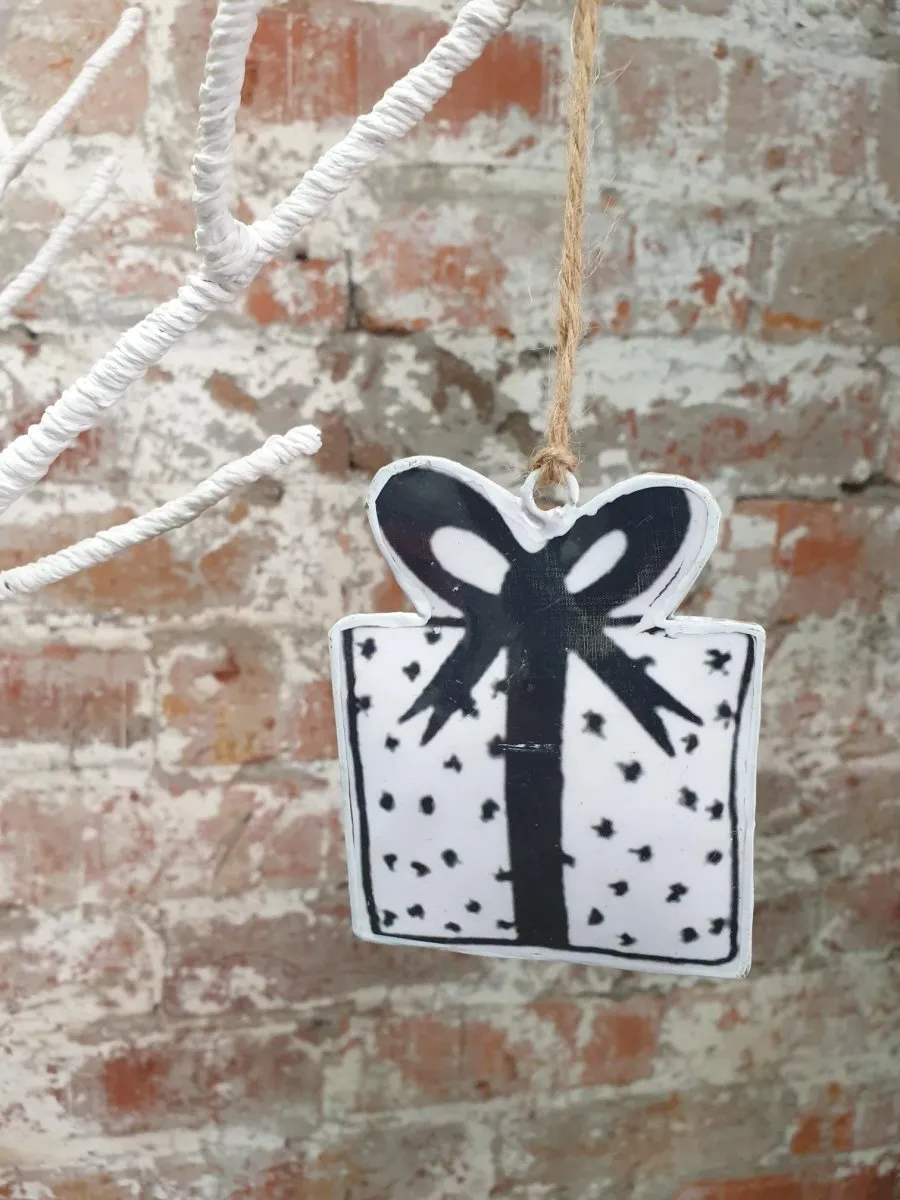 Repurposed Iron Decorations | Black & White Gift